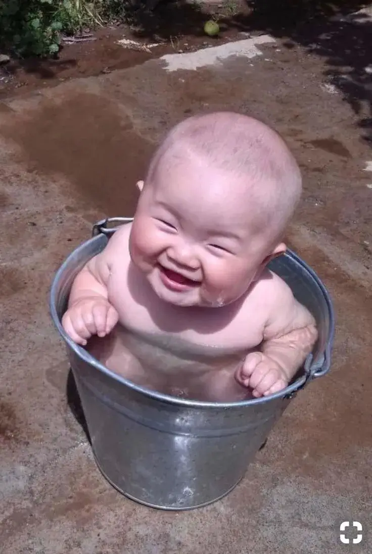 Em bé cười khúc khích giữa đời thường, cảnh tượng siêu dễ thương