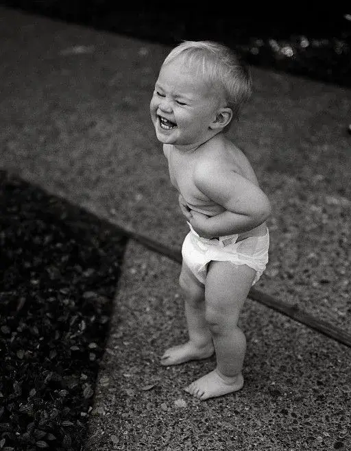 Khoảnh khắc bé con tươi tắn với ánh mắt hồn nhiên khó cưỡng