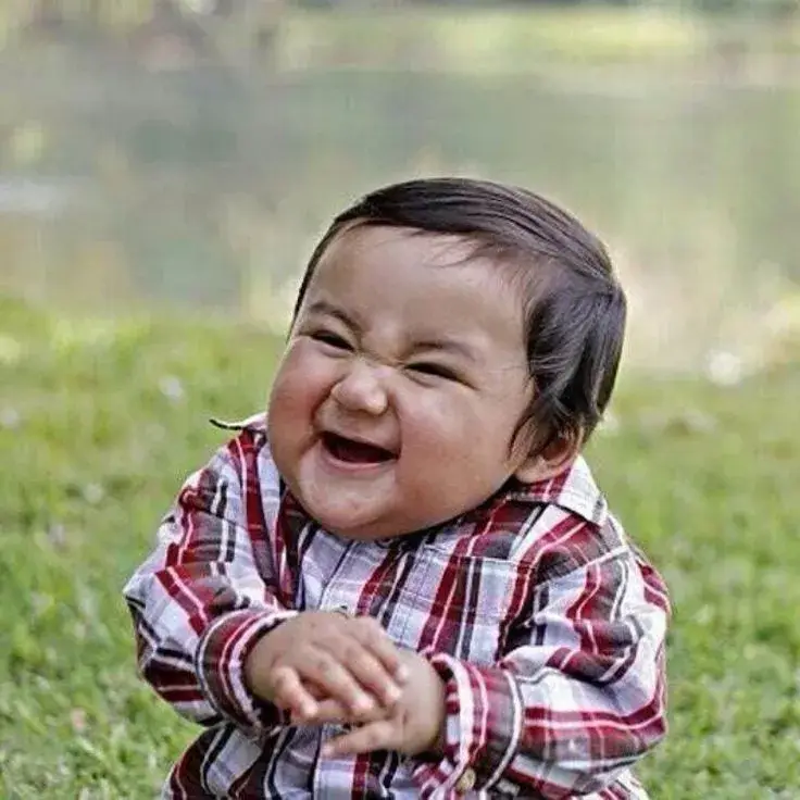 Meme em bé cười trong vòng tay mẹ, vibe ấm áp tràn ngập