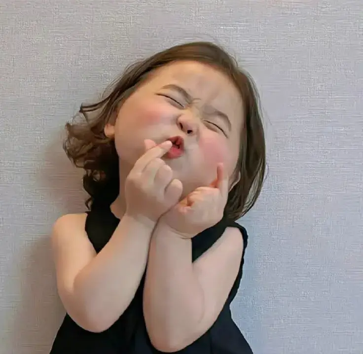 Hình meme bé yêu mỉm cười nhẹ như nắng đầu ngày