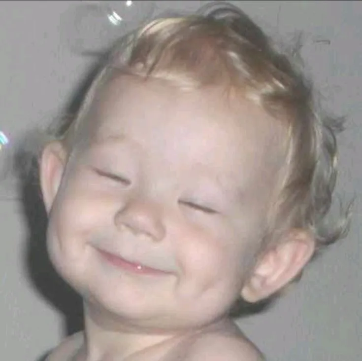 Ảnh vui bé thơ hớn hở khi được tặng kẹo ngọt