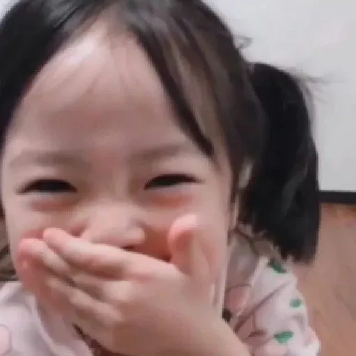 Biểu cảm cháu bé cười che miệng cực hợp mạng xã hội.