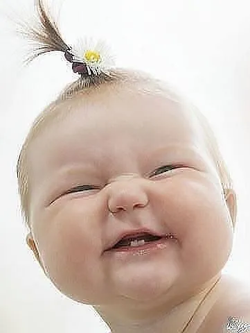 Meme con nít cười bá đạo nhìn buồn cười.