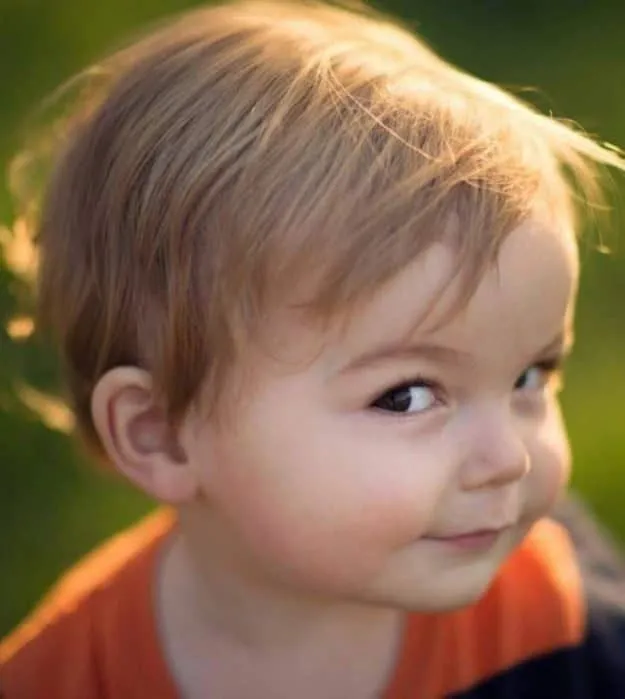 Meme em bé cười tươi như nắng, ánh mắt chan chứa hạnh phúc