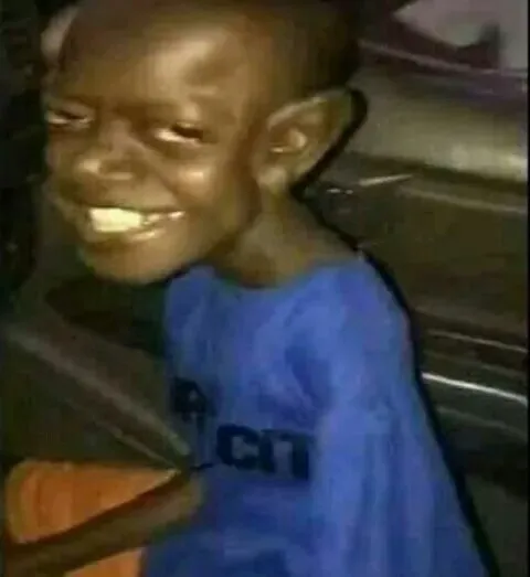 Hình ảnh em bé da đen cười tít mắt cực ngộ.