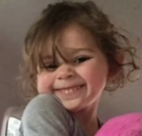 Meme em bé cười phúng phính, biểu cảm tự nhiên siêu đáng yêu