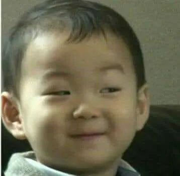 Meme bé con cười khúc khích khi được hôn nhẹ lên trán