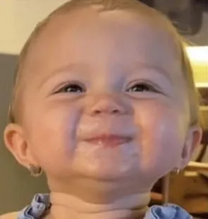 Meme hài em bé cười toe tít khiến ai xem cũng vui