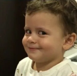 Khoảnh khắc bé nhỏ tươi tắn trong vòng tay cha mẹ