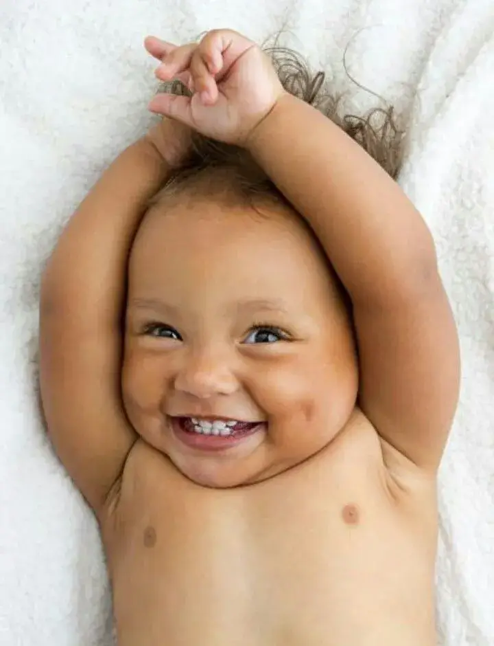 Hình meme bé yêu tươi cười bên bữa ăn đầu tiên