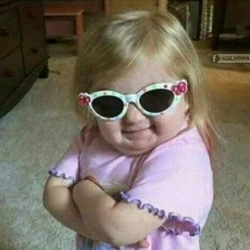 Meme bé gái cười cực hợp trend Gen Z.