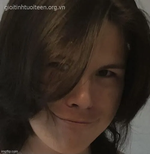 Ảnh troll ánh sáng lệch làm nổi bật nụ cười đểu