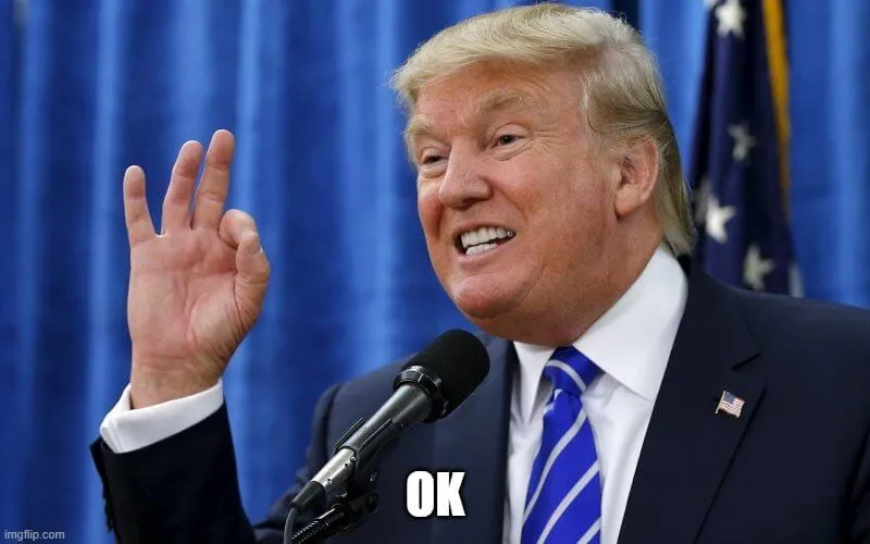 Biểu cảm Trump đáng yêu kèm ngón tay cái giơ lên