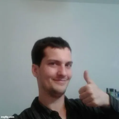 Meme uki mô tả cách đồng ý bất lực nhưng vẫn tươi cười.