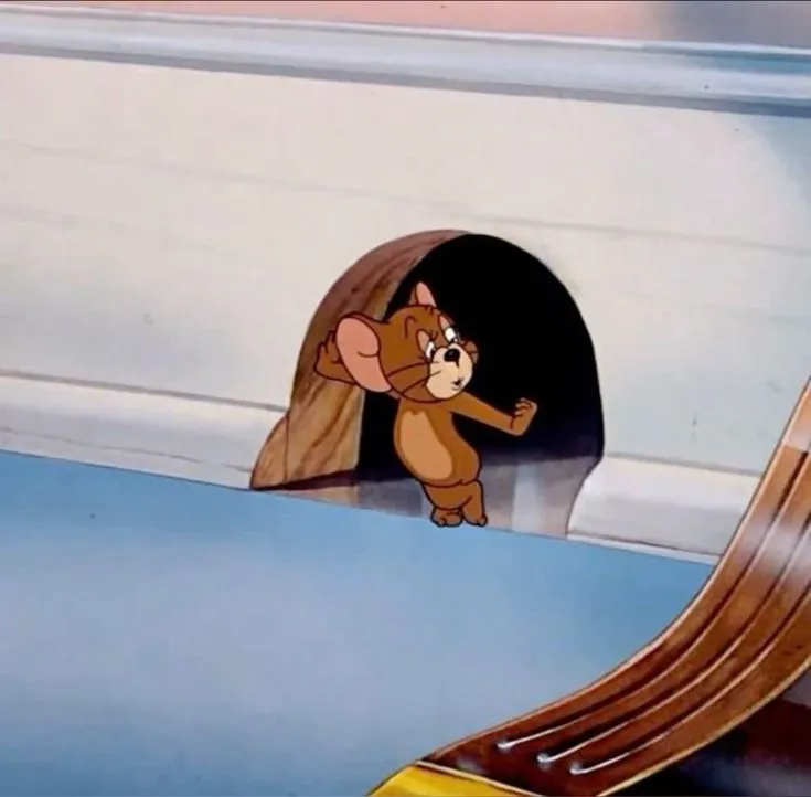 Hình meme hài nhân vật ngố chạm dáng đứng rối giữa góc tường