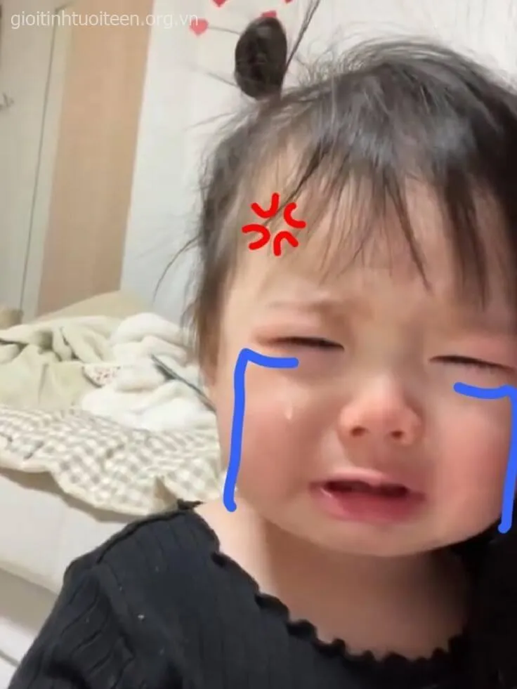 Meme khóc đau khổ, đôi má ướt đẫm nước mắt.