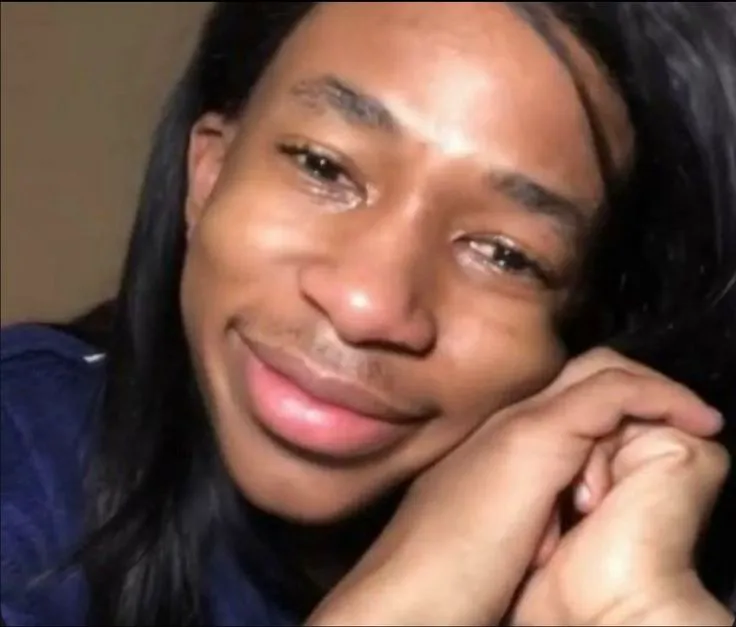 Hình troll cười mỉm đầy miễn cưỡng giữa tâm trạng rối.