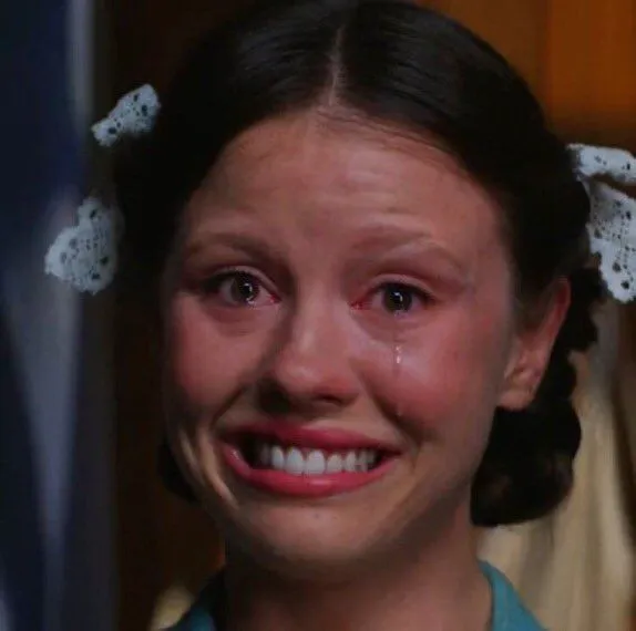 Hình troll gương mặt hồn nhiên, tâm hồn tan nát.