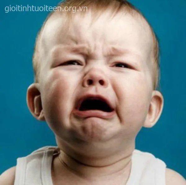 Em bé rơi nước mắt, ánh mắt long lanh cực tội nghiệp.