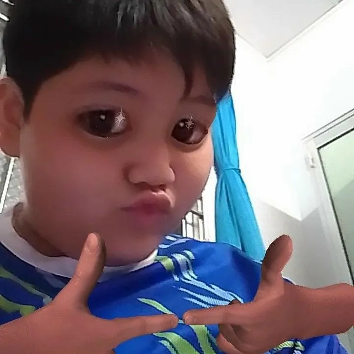 Ảnh meme ngại ngùng mang đến nụ cười và chút rung động dịu dàng