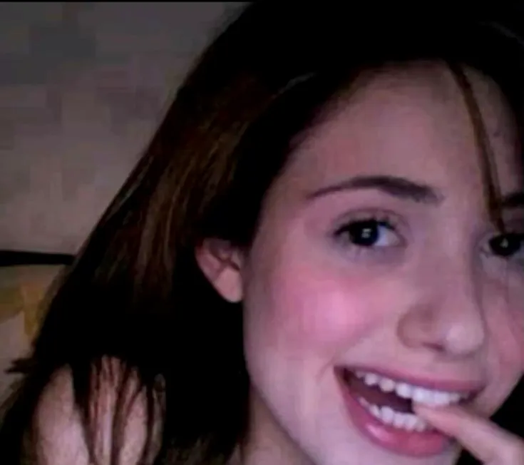 Meme đáng yêu thẹn thùng trong khoảnh khắc được tặng quà.