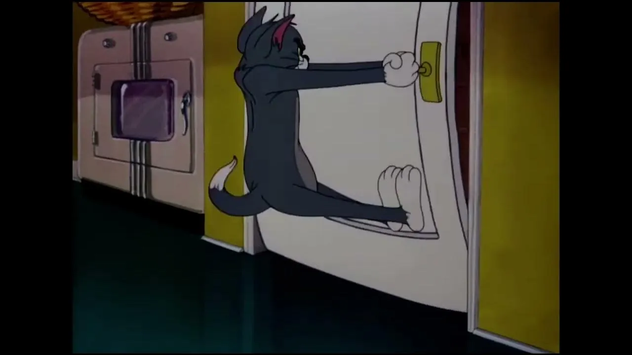 Bộ ảnh meme mèo Tom mở cửa đuổi khách khiến nhóm chat cười nắc nẻ