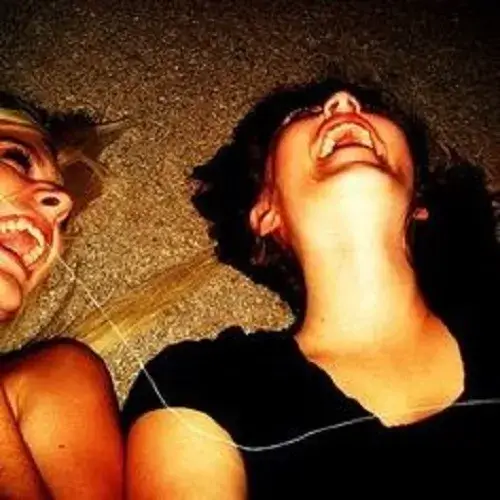 Nằm cười chua chát pha chút duyên dáng.