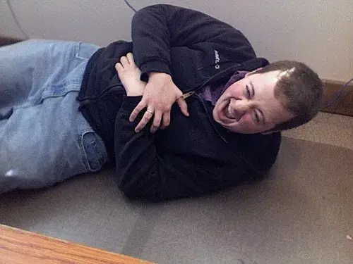 Meme nằm cười rạng rỡ siêu lầy lội.