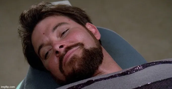 Ảnh troll nằm cười đến kiệt sức lan trên Facebook