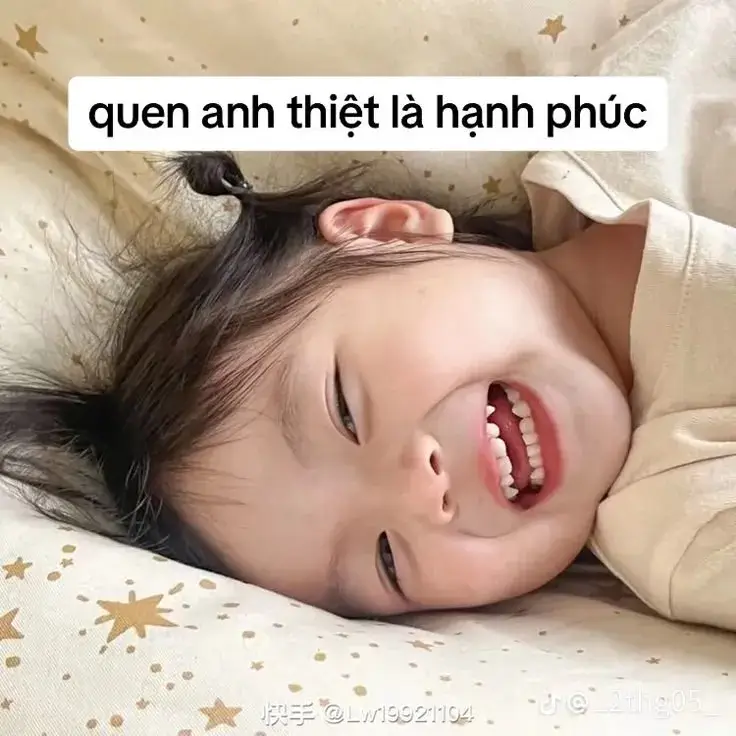 Nằm cười khoái chí trông cực dễ thương.
