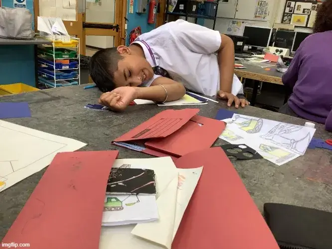 Meme nằm cười lăn lộn cực chất chơi.