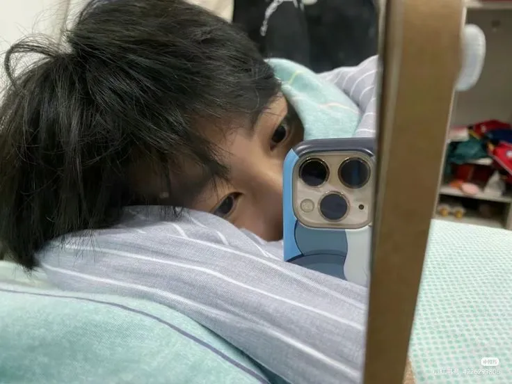 Ảnh troll người nằm trên giường, mắt sáng lên vì tin vui