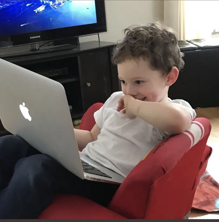 Meme chế phản ứng nhỏ nhưng chân thật trước điều đáng yêu