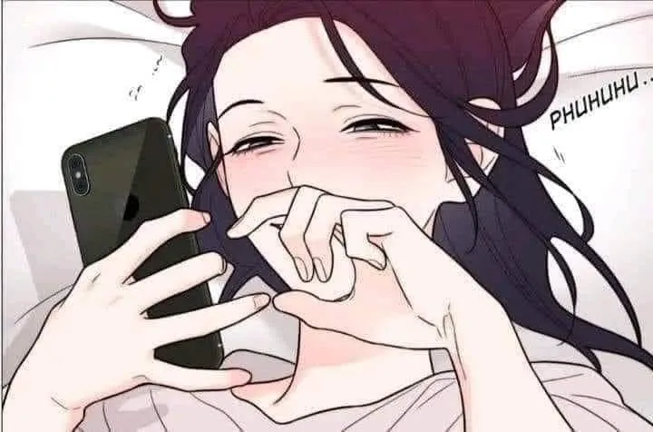 Ảnh hài gương mặt cười ngại ngùng khi xem clip dễ thương