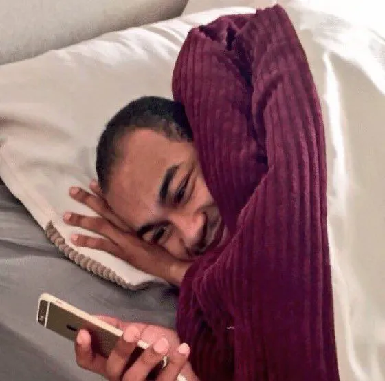 Hình troll khoảnh khắc đọc tin nhắn crush rồi cười khẽ