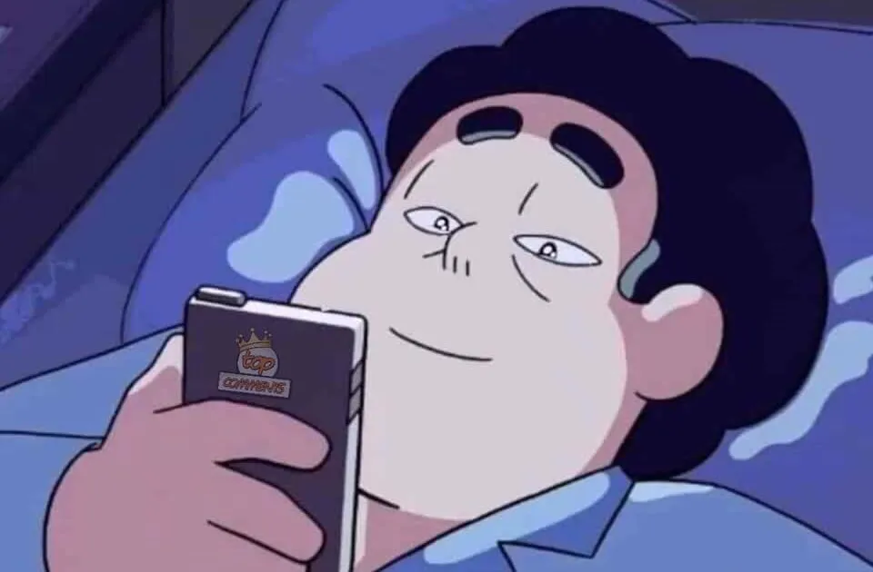 Ảnh chế người nằm nghiêng nhìn màn hình với nụ cười hiền