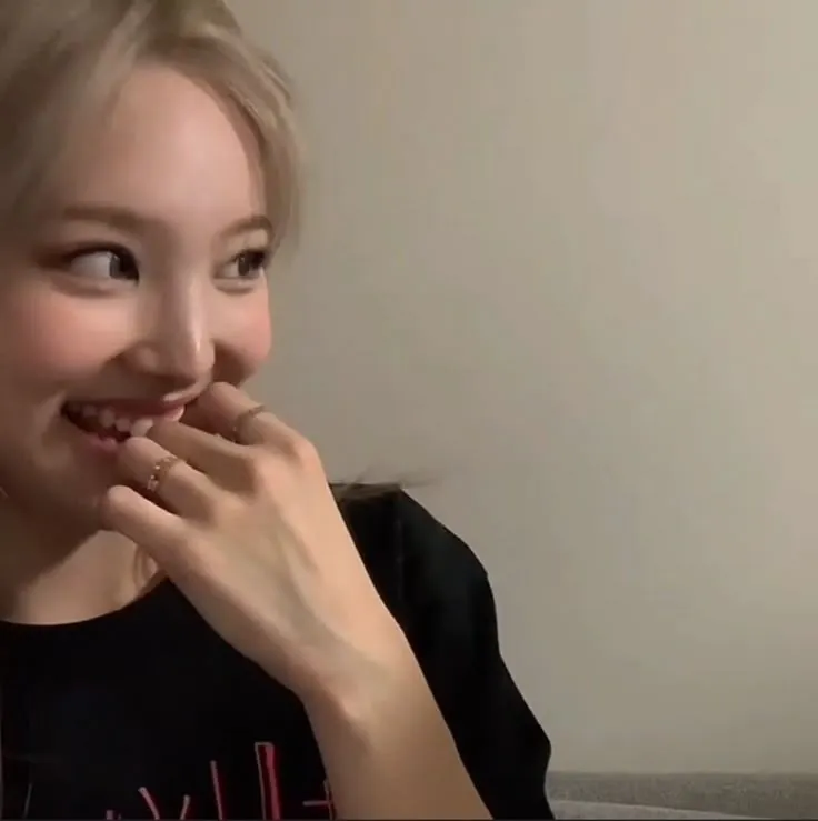 Hình vui e thẹn khi nhận được lời khen ngọt ngào.