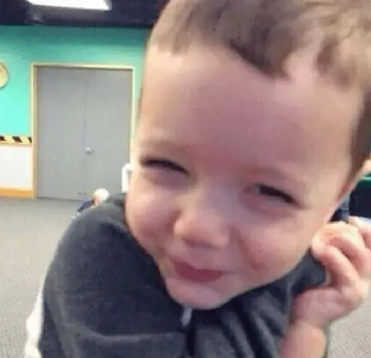 Hình meme ngại ngùng thể hiện sự vụng về cực kỳ dễ thương.