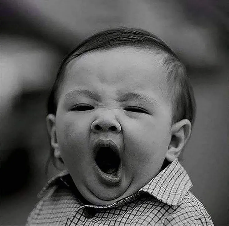 Em bé ngáp buồn ngủ đáng yêu