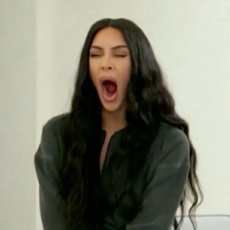 Cô gái ngáp to mồm chữ O