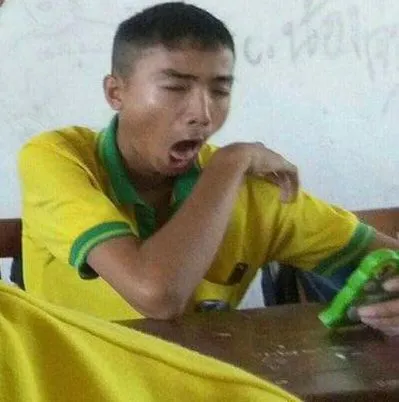 Ngáp trong lớp vì quá buồn ngủ