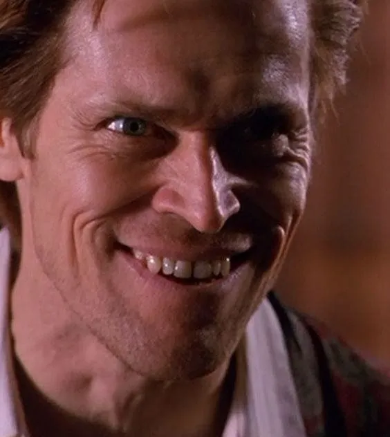 Nụ cười nham hiểm, trông như có âm mưu.