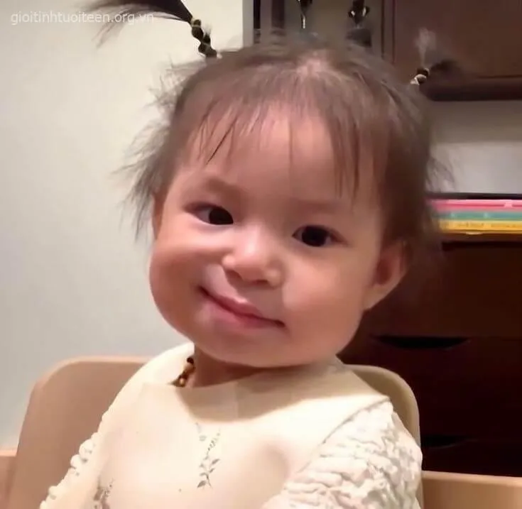 Nụ cười em bé xảo quyệt, gương mặt ma mị.