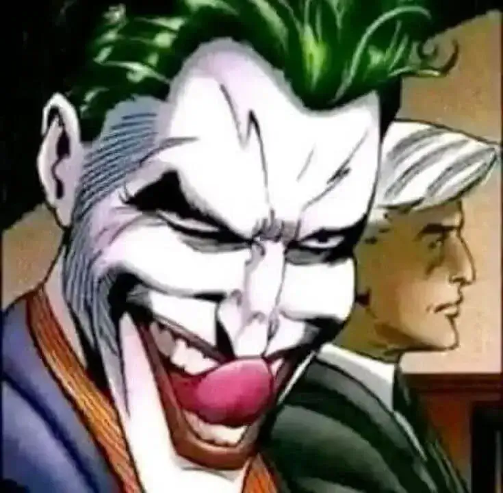 Biểu cảm cười xảo quyệt, gương mặt lạnh tanh.