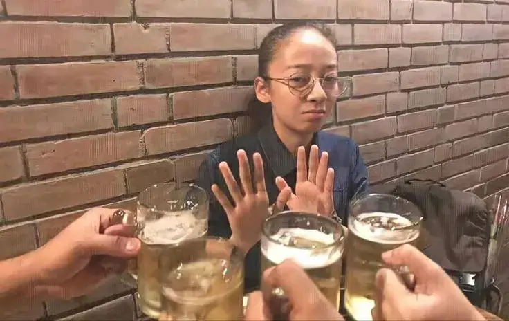 Ảnh bạn nhậu đỏ gay, cười nắc nẻ trông đáng yêu.