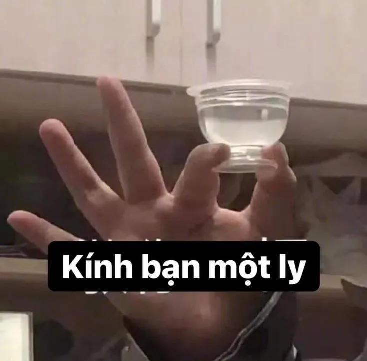 Meme bạn bè chúc tụng, nét mặt hớn hở dí dỏm.