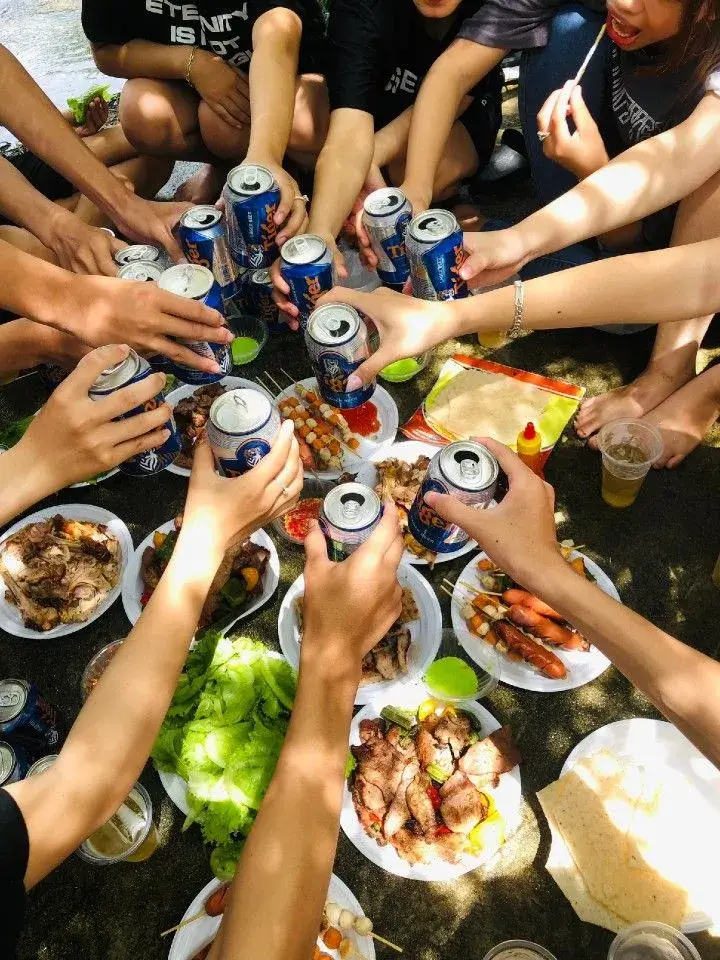 Meme bạn nhậu nâng ly bia, cười khoái chí cực lầy.