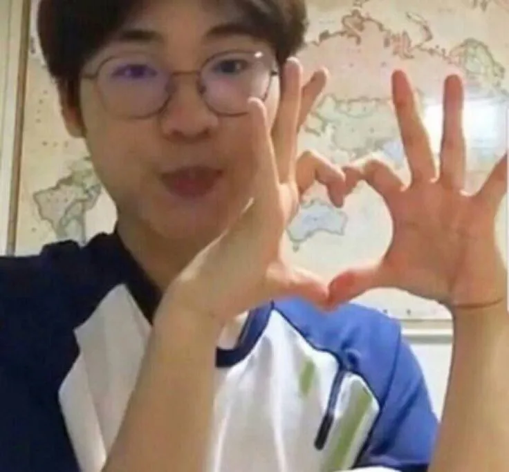 Ảnh meme Ok cute gắn với biểu cảm đáng yêu, vui tươi hết nấc.