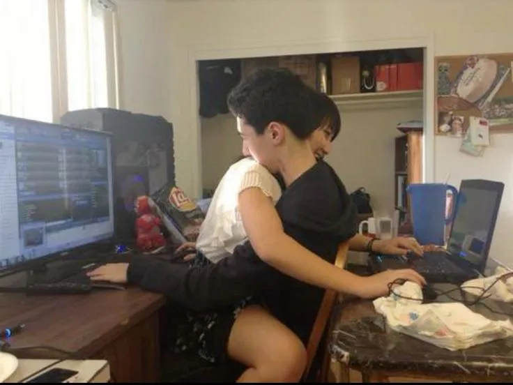 Hình meme vui ôm nhau giữa nụ cười ngọt ngào