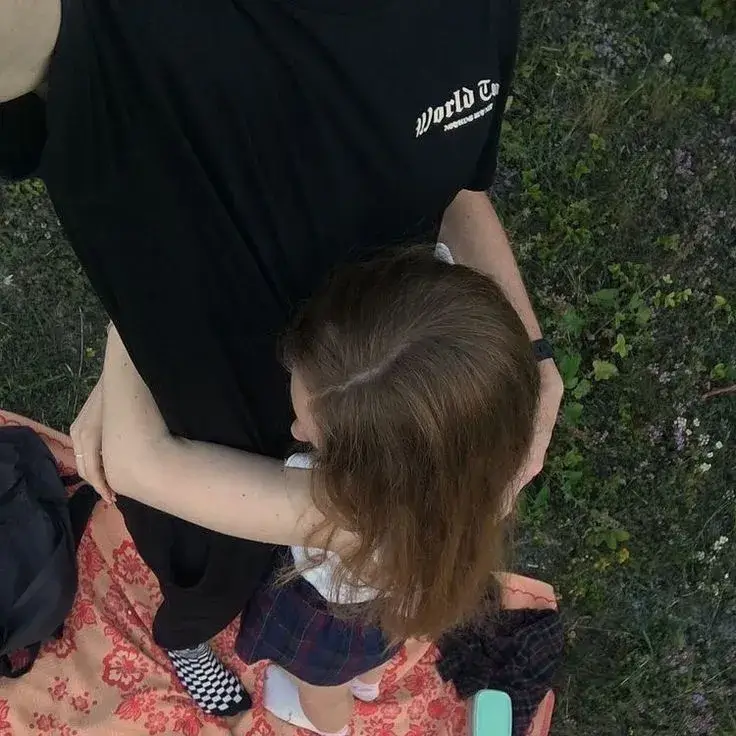 Meme vui bám chặt chân thể hiện cảm xúc bối rối hài hước.